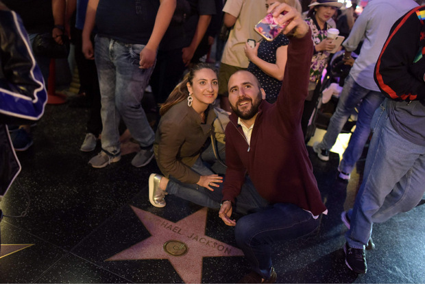 Der Hype um Michael Jackson ist auch zehn Jahre nach seinem Tod ungebrochen. Fans posieren am Walk of Fame vor dem Stern des verstorbenen Künstlers.