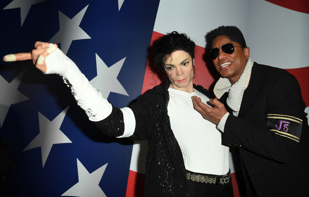 Jermaine Jackson posierte 2016 mit der Wachsstatue seines Bruders bei Madame Tussauds in Berlin.