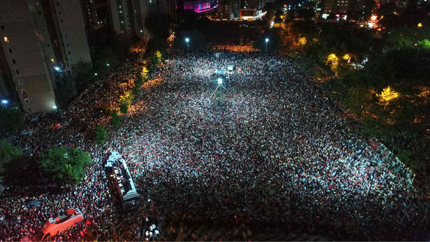Zehntausende versammelten sich am Abend in Istanbul um der Rede des neu gewählten Bürgermeisters zu lauschen und zu feiern.