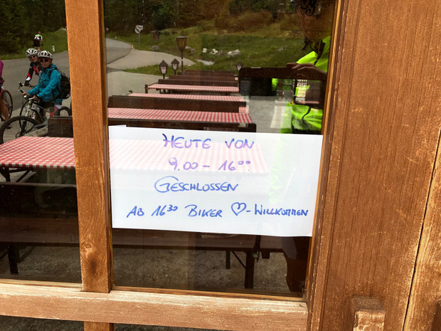 Ein Gasthaus hatte extra geschlossen und öffnete erst wieder für Motorradler.