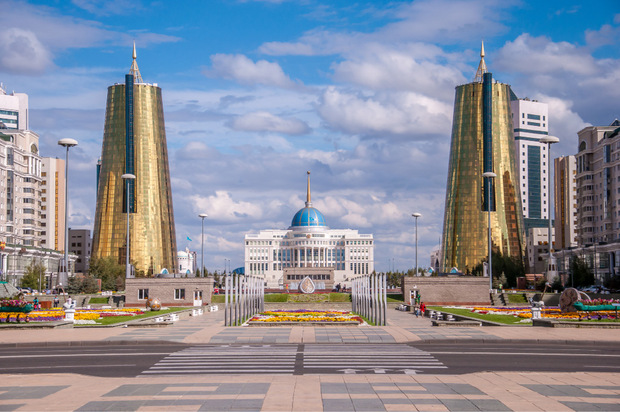 Vor allem um Aufständen im Nordosten vorzubeugen, verlegte man 1997 die Hauptstadt von Kasachstan nach Astana. Heuer wurde die Stadt zu Ehren des langjährigen Präsidenten Nursultan Nasarbajew in Nursultan umbenannt.