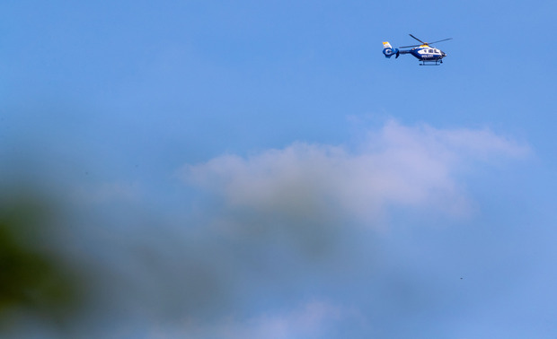 Hubschrauber kreisen über der Absturzstelle.