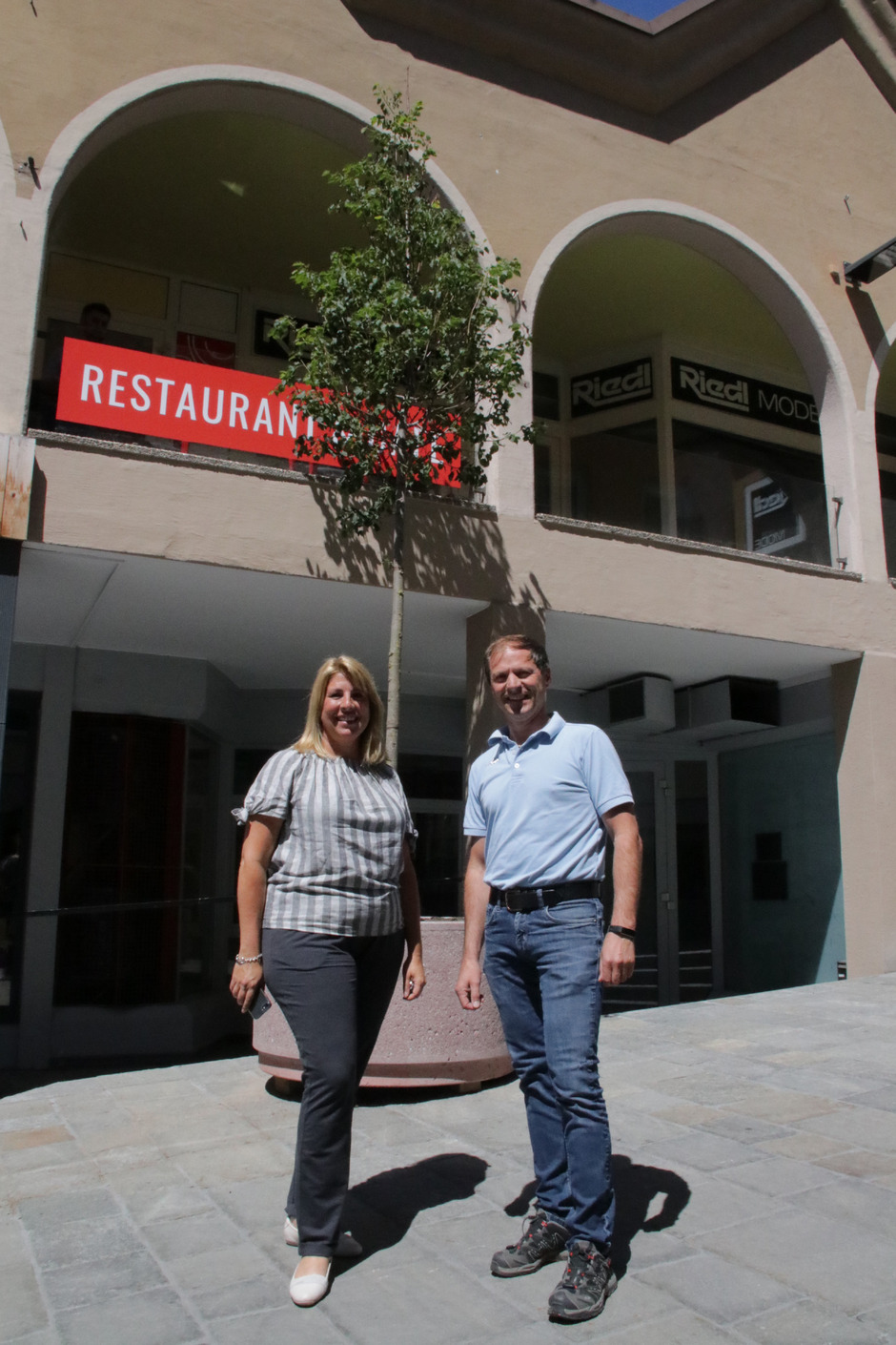 Tatjana Stimmler und Norbert Praxmarer unter einer von elf Linden, welche die Begegnungszone in Imst bereichern.