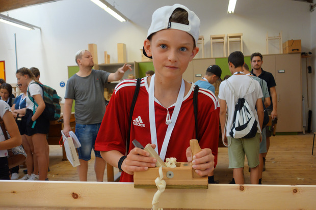 ....oder beim Versuch, den längsten Hobelspan zu fabrizieren – die Schülerinnen und Schüler bewiesen in Absam viel Einsatz und Geschick.