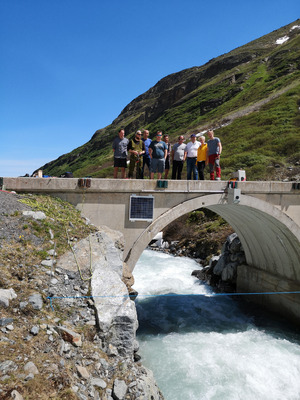 Gestern nahm das Forscherteam gemeinsam mit den Projektbeteiligten ein Abflussradar in Betrieb.