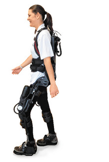 Anna Reiter mit dem Exoskelett.