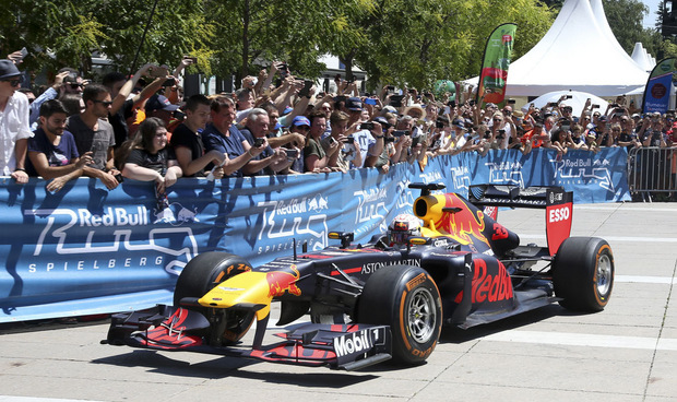 MIt einem Showrun von Red-Bull-Pilot Max Verstappen am Grazer Schlossberg vor Tausenden Fans fiel der Startschuss für das Formel-1-Wochenende in Spielberg.