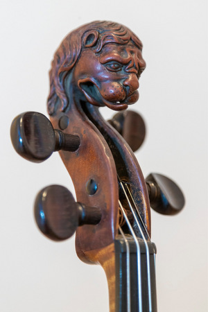 Erkennungsmerkmal von Stainer-Instrumenten: Löwenkopf als markante Verzierung.