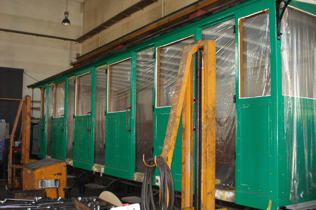 Der erste Waggon – statt rot in Minzgrün – soll bis Saisonende auf die Strecke gehen.