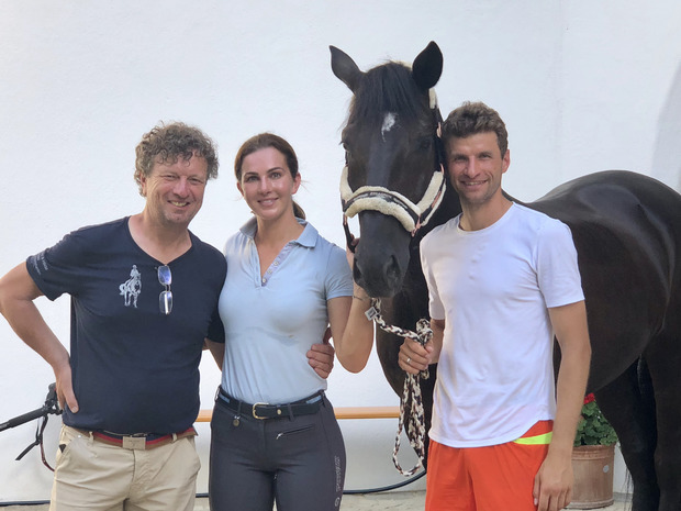 Mitorganisator Klaus Haim-Swarovski mit Dressur-Ass Lisa und Thomas Müller, der dem Turnier ein wenig FC-Bayern-Flair verleiht.