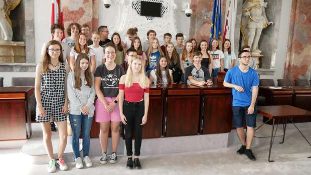 Die Schülerinnen und Schüler der Handelsakademie in Landeck besuchten den Landtag. Schwerpunkt waren am Mittwoch soziale Medien und Politik.