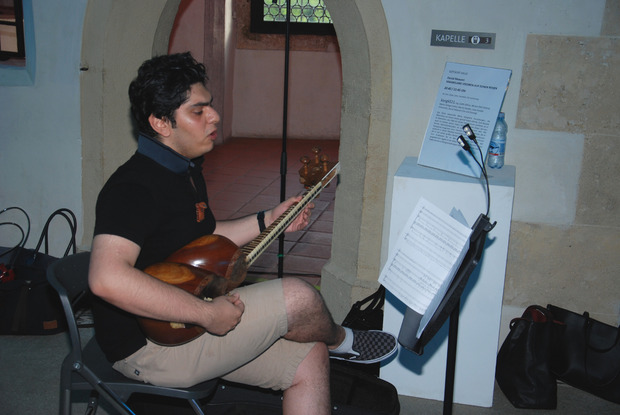 Danial Moazeni spielt auf dem persischen Saiteninstrument Tar.