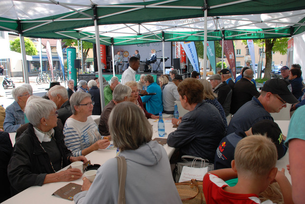 Gemütliches Beisammensein gibt es auch heuer wieder beim TT-Café am Isserplatz in Reutte.