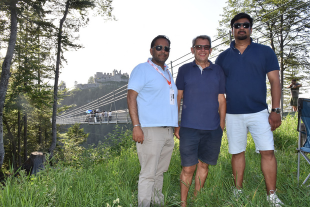 Ehrenberg-„Burgherr“ Armin Walch hieß den österreichisch-indischen Reisevermarkter Ishvinder Baba Maddh (l.) und Filmproduzent Pramod Uppalapati (r.) bei der Hängebrücke willkommen.