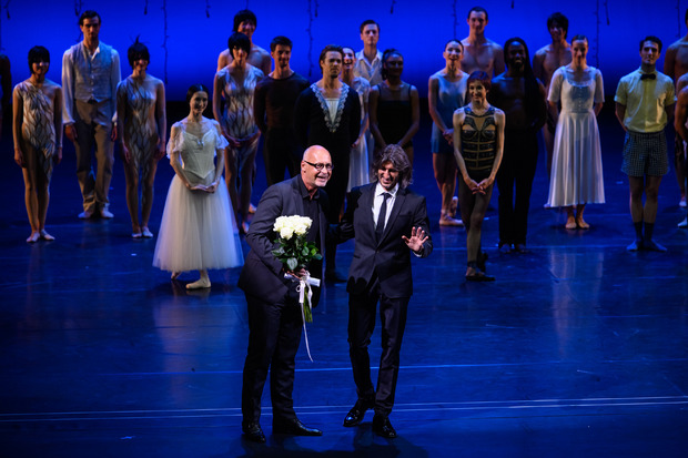 Landestheaterintendant Johannes Reitmeier stellt sich als Gratulant ein: zehn Rosen für zehn Jahre.