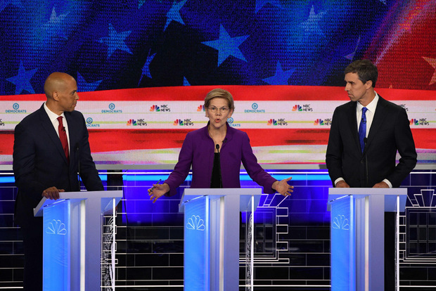 Cory Booker, Elizabeth Warren und Beto O'Rourke bei der Debatte in Miami.