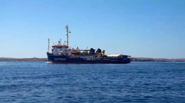 Die Crew des Rettungsschiffes "Sea-Watch 3" mit 42 Migranten an Bord, das sich seit Mittwoch vor der süditalienischen Insel Lampedusa befindet, hat die sofortige Landeerlaubnis der Menschen an Bord gefordert.