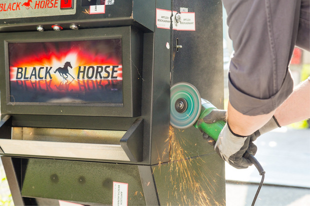 Mittels Winkelschleifer wurden die Automaten geföffnet, um das Bargeld zu entnehmen.