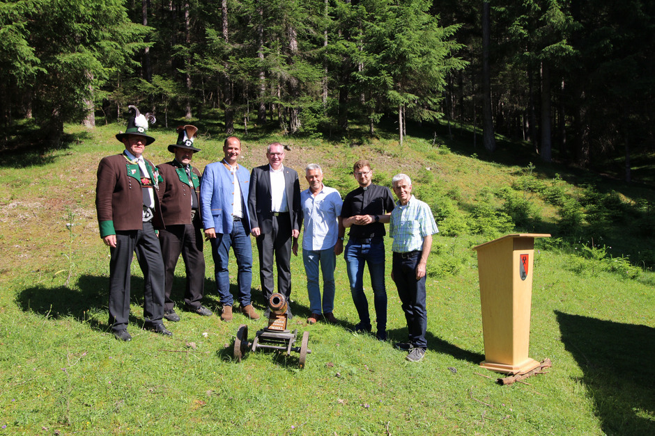 Feierten die Eröffnung der Wasserversorgungsanlage: BM Hermann Steixner (Schönberg), Vikar Piotr Patic, Hans Baumgartner (Swietelsky), LR Hannes Tratter, BM Daniel Stern (Mieders), Schützenhauptmann Paul Wechner und Spieß Thomas Mörtenschlag (v. r.).