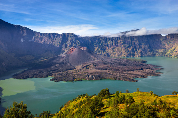 Prächtige Vulkane mit tiefen Kratern gilt es auf Lombok zu besteigen.
