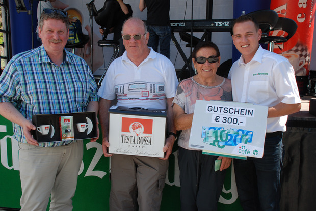 Glückliche Gewinner (v. l.): Günter Neyer (Wedl/Testa Rossa) überreichte Peter Triendl eine Kaffeemaschine, Hermi Kirchebner erhielt von Manuel Kofler (TT-Marketing) einen DEZ-Gutschein.