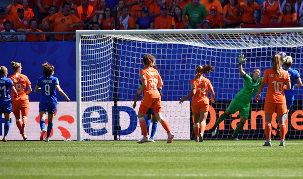 Arsenal-Stürmerin Vivianne Miedema (l.) brachte die Niederlande auf die Siegerstraße.