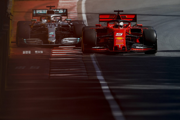 Der Aufreger des Jahres passierte in Kanada, als Sebastian Vettel (GER/r.) seinen Ferrari nach einem Ausritt nicht unter Kontrolle hatte und Mercedes-Aushängeschild Lewis Hamilton abbremsen musste. Berührung gab es jedoch keine.