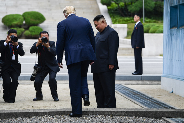 Trump trat über die Grenze und ging ein paar Schritte auf nordkoreanischem Boden.