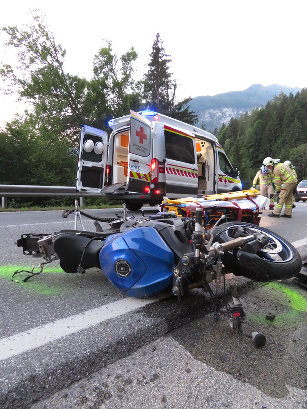 Einsatzkräfte am Unfallort.