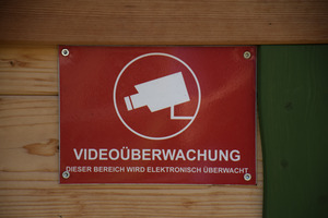Ein Hinweisschild zur Videoüberwachung soll vor künftigen Vandalenakten schützen.
