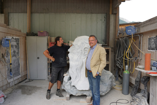 Bildhauer Michael Lang bei der Arbeit.