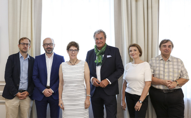 Die CDU-Chefin Annegret Kramp-Karrenbauer (3.v.l.) stellte sich am Rande einer Veranstaltung der „Deutschen Handelskammer in Österreich (DHK)“ am Wochenende in Salzburg den Fragen der Bundesländerzeitungen.