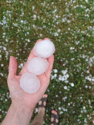 "In Oberösterreich fiel teilweise golfballgroßer Hagel vom Himmel“, so Chefmeteorologe Manfred Spatzierer.