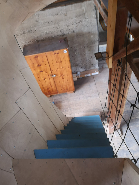 Die blauen Treppen waren in ihrem ersten Leben ein Baustoff auf einem Musikfestival.