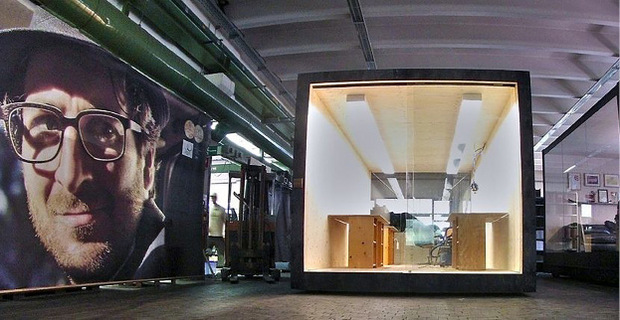 Ursprünglich Transportbox, jetzt Besprechungszimmer: Bei Rolf Spectacles in Reutte haben Materialien eine zweite Chance.