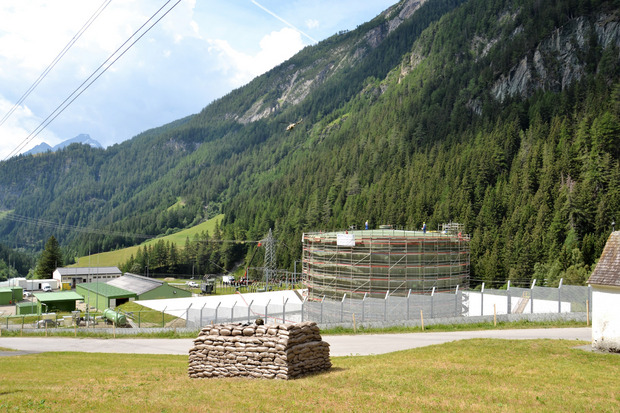 Auf dem großen Bild sind die Pumpstation der TAL und die Anlage der Tinetz zu sehen, davor eine Stellung.
