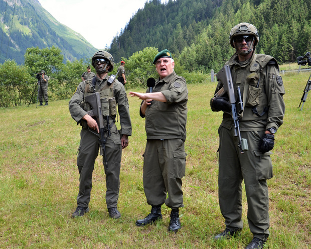 Militärkommandant Herbert Bauer mit Zugs- und Kompaniekommandant .