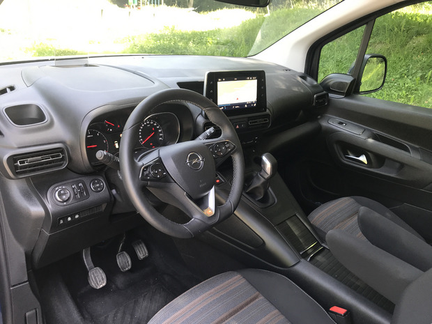 Vorne ein Cockpit auf aktuellem Pkw-Niveau...