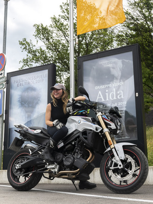 Da geht’s lang. Dirigentin Audrey Saint-Gil fährt fanatisch gerne Motorrad, eine zufällige Parallele zu Ex-Intendant Gustav Kuhn.