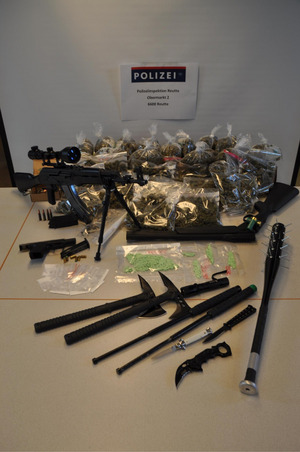 Neben Drogen wurden auch illegale Waffen sichergestellt.