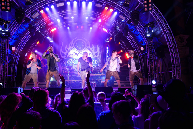 Die Volks-Rock‘n‘Roller voXXclub & friends und ihre Special Guests werden dem Publikum beim Burning Lederhose einheizen