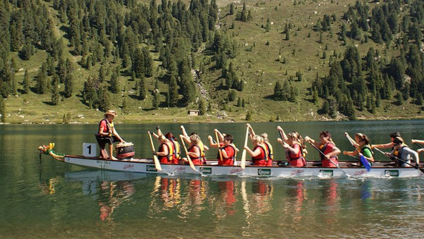 Paddeln und Trommeln ist die Devise beim Drachenbootrennen am Obersee.