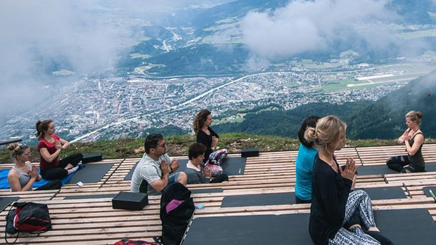Yoga hoch über den Dächern von Innsbruck kann man von Juli bis Oktober machen.