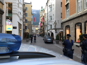 Es handelt sich dabei um jenen 55-Jährigen, der knapp eine Stunde zuvor mit einer Bombendrohung dafür sorgte, dass die Innsbrucker Altstadt hermetisch abgeriegelt wurde.