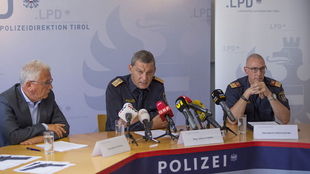 LKA-Chef Walter Pupp, Landespolizeidirektor Helmut Tomac und Stadtpolizeikommandant Martin Kirchler (v.l.n.r.) bei der Pressekonferenz am Donnerstagmittag.