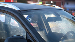Mehrere Projektile trafen offenbar auch umstehende Autos.