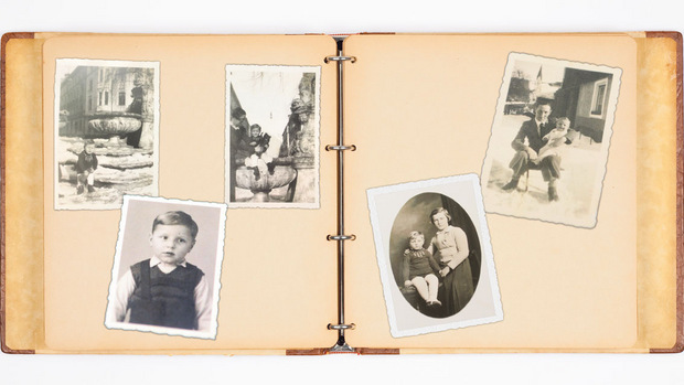 Bilder einer Kindheit: Mark Burin mit seiner Mutter in der Sonnenburgstraße in Wilten (l.), mit seinem Papa (r. oben), kurz vor der Fahrt nach Großbrtitannien (l. unten) und mit seiner Pflegemutter (r. unten).