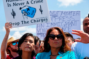 Immer wieder finden sich in der Facebook-Gruppe Beschimpfungen gegen die Abgeordnete Veronica Escobar (rechts).