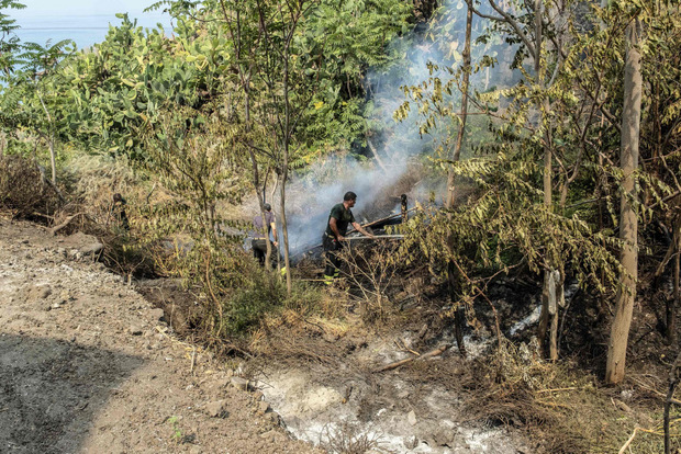 Feuerwehrmänner beim Löschen eines Brandes, der durch die Vulkan-Explosion ausgelöst wurde.