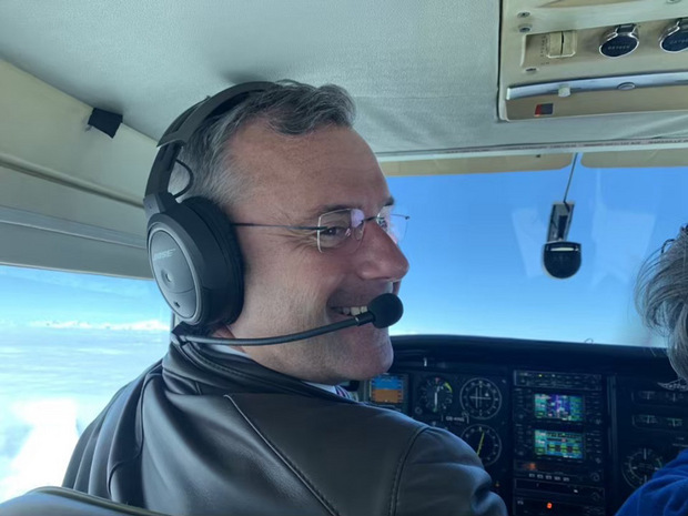 Flying high: FPÖ-Chef Norbert Hofer greift selbst zum Steuerknüppel und fliegt mit Frau und Freunden nach Kroatien.